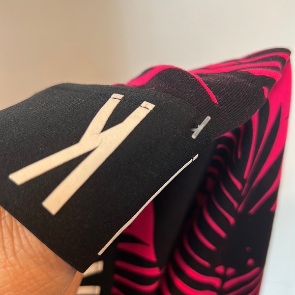 NWOT VS PINK Ultimate Capri Legging Hot Pink and Black Tropical Print - Picture 6 of 6